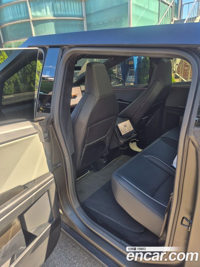 Tesla Cybertruck — interior