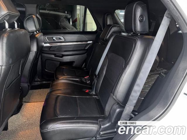 Ford Explorer — interior
