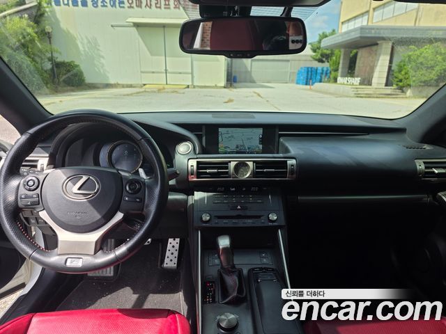 Lexus IS — interior
