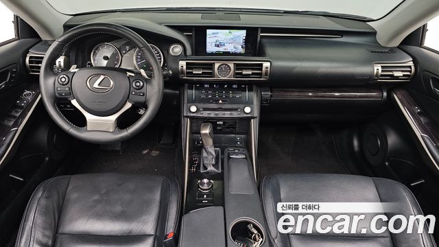 Lexus IS — interior