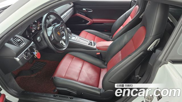 Porsche 718 — interior