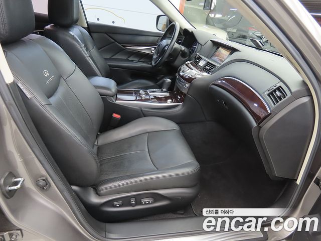 Infiniti M — interior