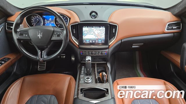 Maserati Ghibli — interior