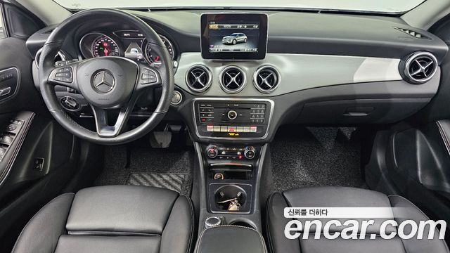 Mercedes-Benz GLA-Class — interior
