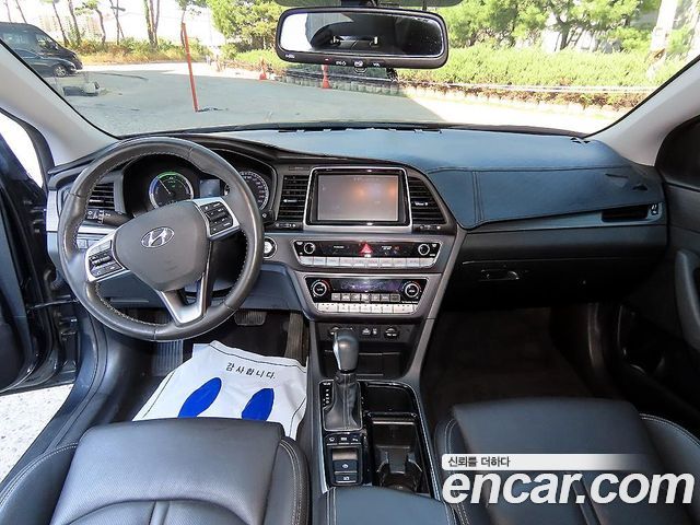Hyundai Sonata — interior
