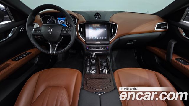 Maserati Ghibli — interior