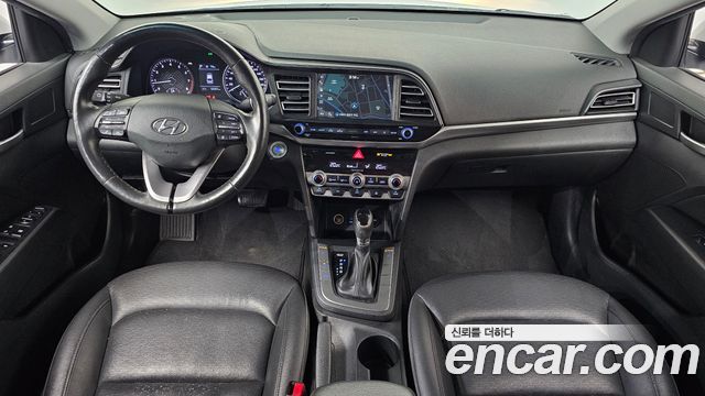 Hyundai Avante — interior