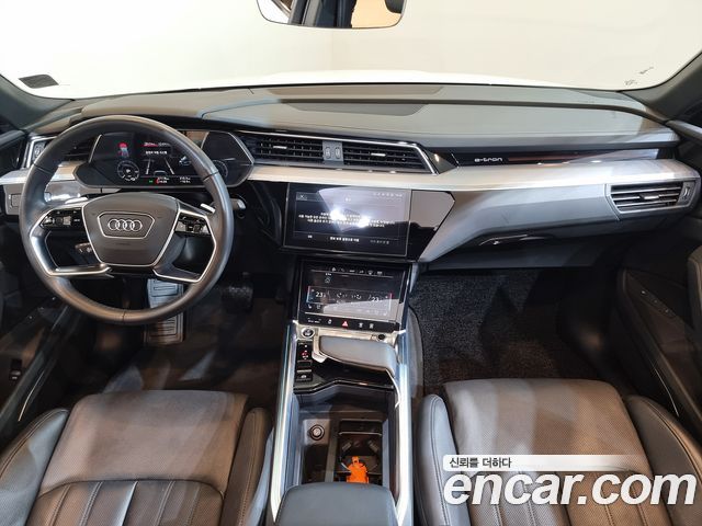 Audi e-tron — interior