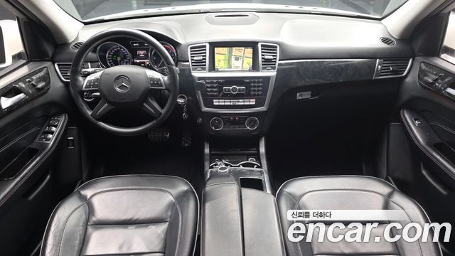 Mercedes-Benz M-Class — interior
