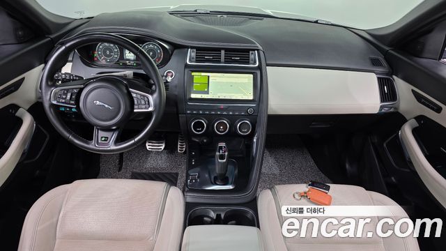 Jaguar E-Pace — interior