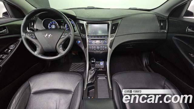 Hyundai Sonata — interior