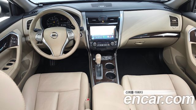 Nissan Altima — interior