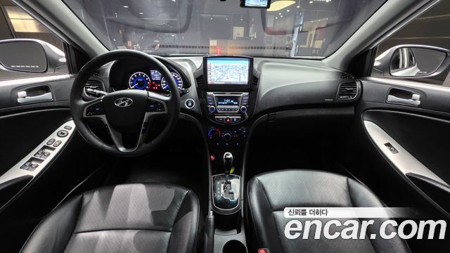 Hyundai Accent — interior