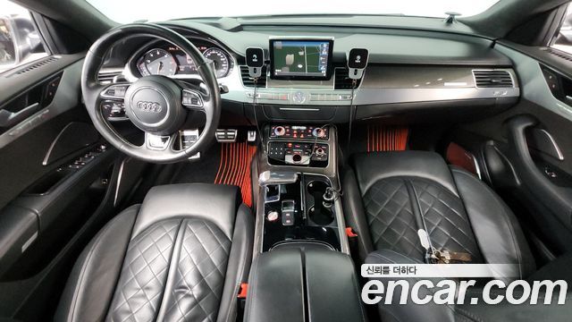 Audi S8 — interior