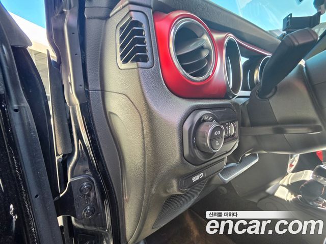 Jeep Gladiator — interior