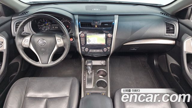 Nissan Altima — interior
