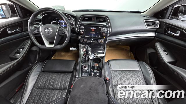 Nissan Maxima — interior