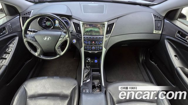 Hyundai Sonata — interior