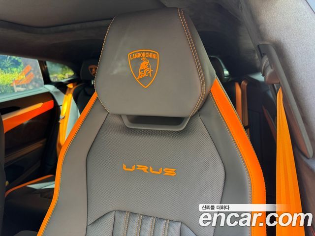 Lamborghini Urus — interior