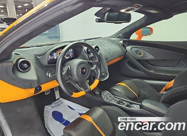 McLaren 570S — interior