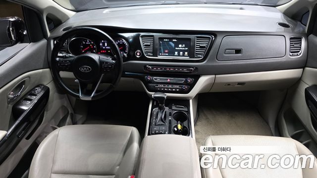 Kia Carnival — interior