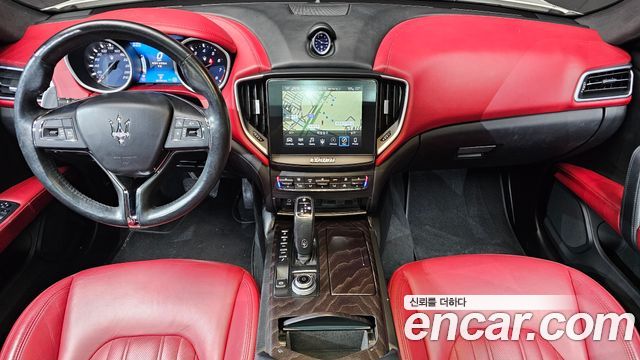 Maserati Ghibli — interior