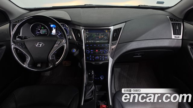 Hyundai Sonata — interior