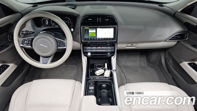 Jaguar XE — interior