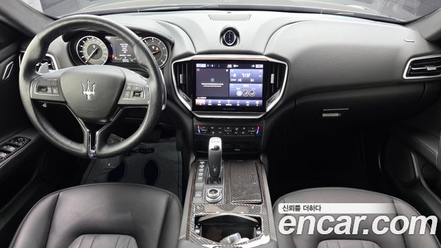 Maserati Ghibli — interior