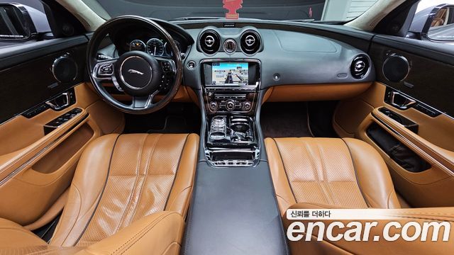 Jaguar XJ — interior