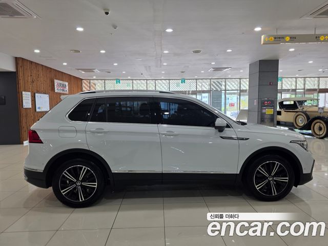 Volkswagen Tiguan — interior