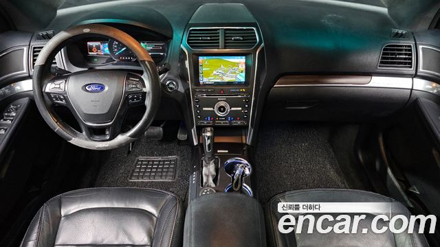 Ford Explorer — interior