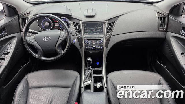 Hyundai Sonata — interior