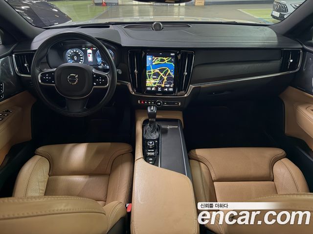 Volvo V90 — interior