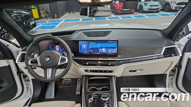 BMW X7 — interior