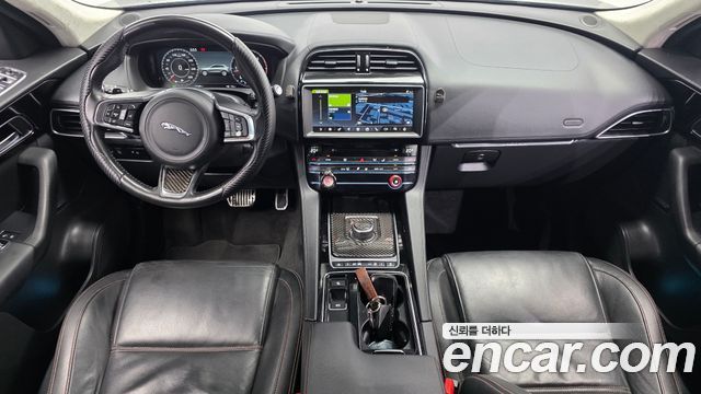 Jaguar F-Pace — interior