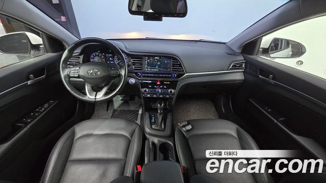 Hyundai Avante — interior