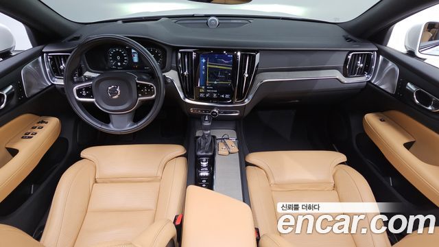 Volvo V60 — interior