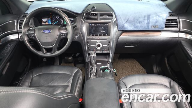 Ford Explorer — interior