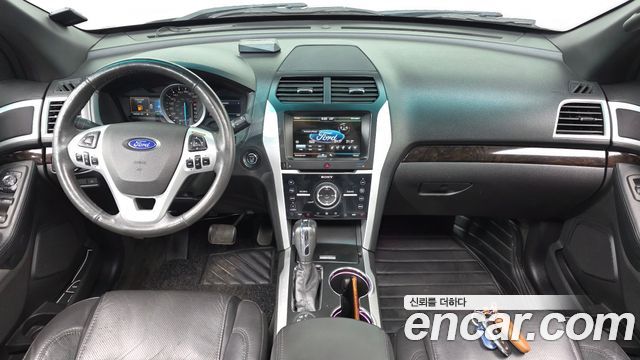 Ford Explorer — interior