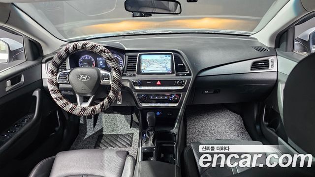 Hyundai Sonata — interior