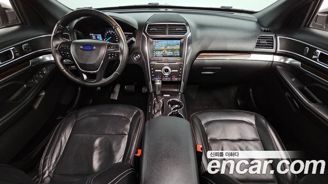 Ford Explorer — interior