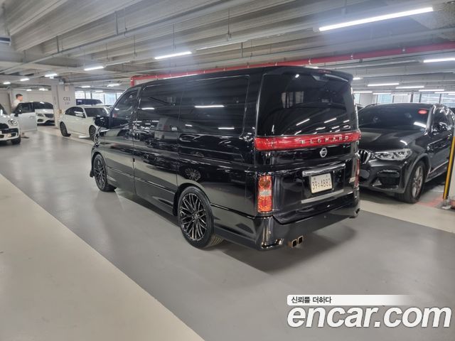 Nissan Elgrand — interior