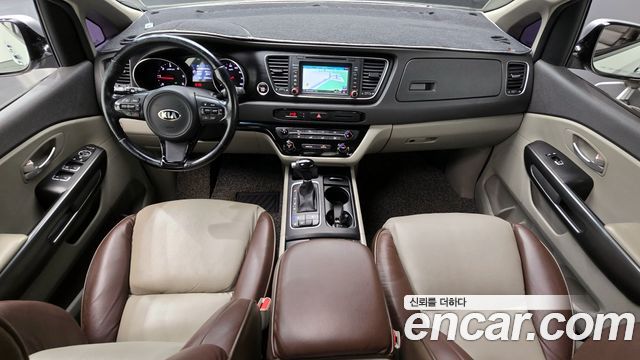 Kia Carnival — interior
