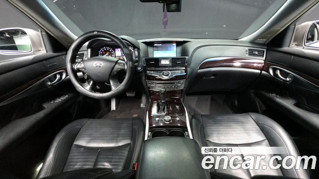 Infiniti M — interior