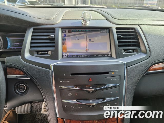 Lincoln MKS — interior