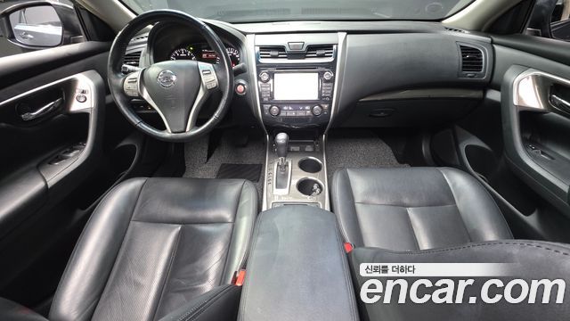 Nissan Altima — interior