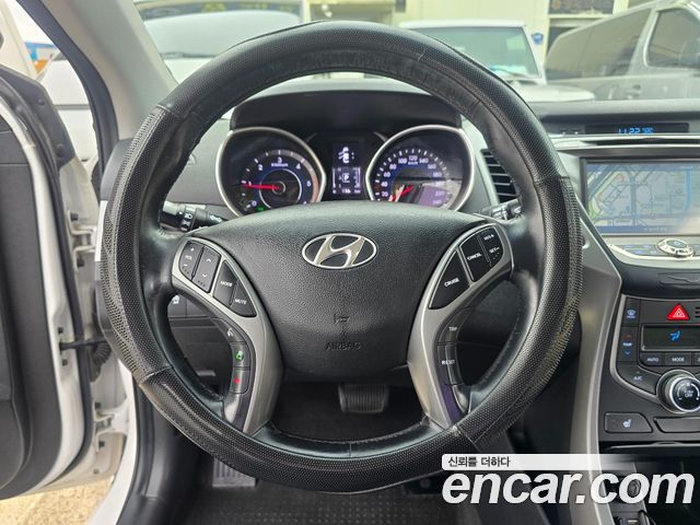 Hyundai Avante — interior