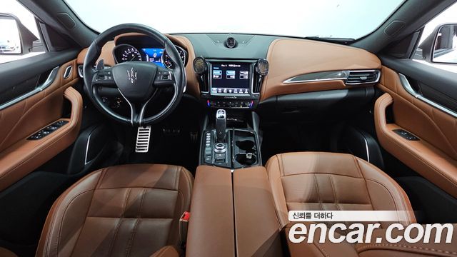 Maserati Levante — interior