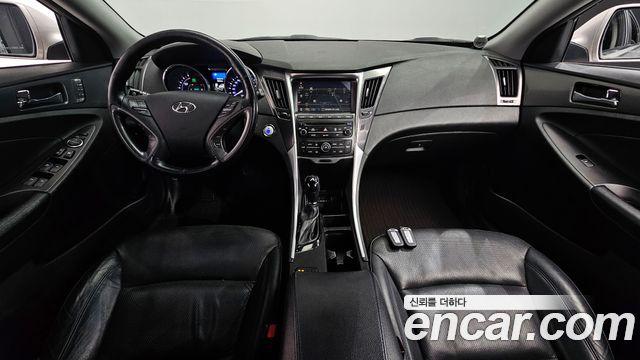 Hyundai Sonata — interior